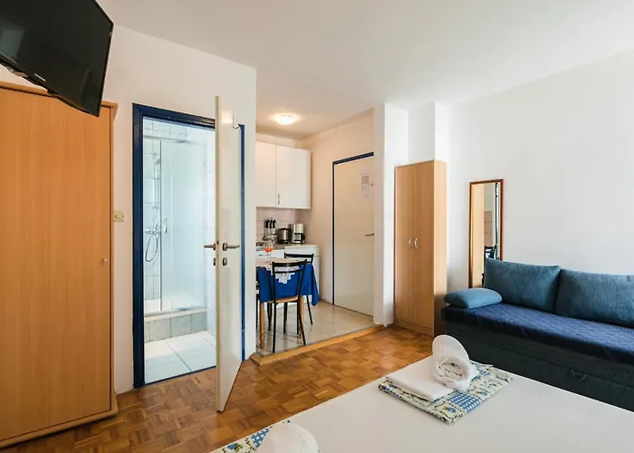 Apartman Julia - *